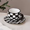 Tazza e piattino a quadretti, bianco e nero