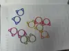Boucle marqueur non ouvrante peinte en forme de chat, couleurs assorties.