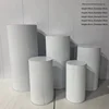 Ensemble de cinq tables à dessert cylindriques plissées blanches