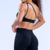 Soutien-gorge et pantalon noirs à épaules dénudées
