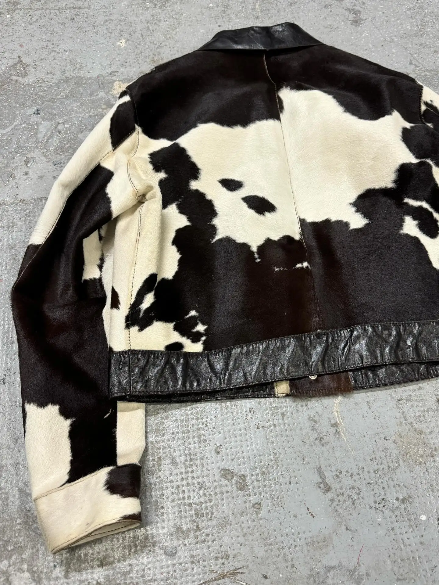 Custom Luxury Button Animal Fur Cowhide Cow Print Cropped Vintage Streetwear Motocross Motocross Bomber Leather Jacket for Men gallery 3