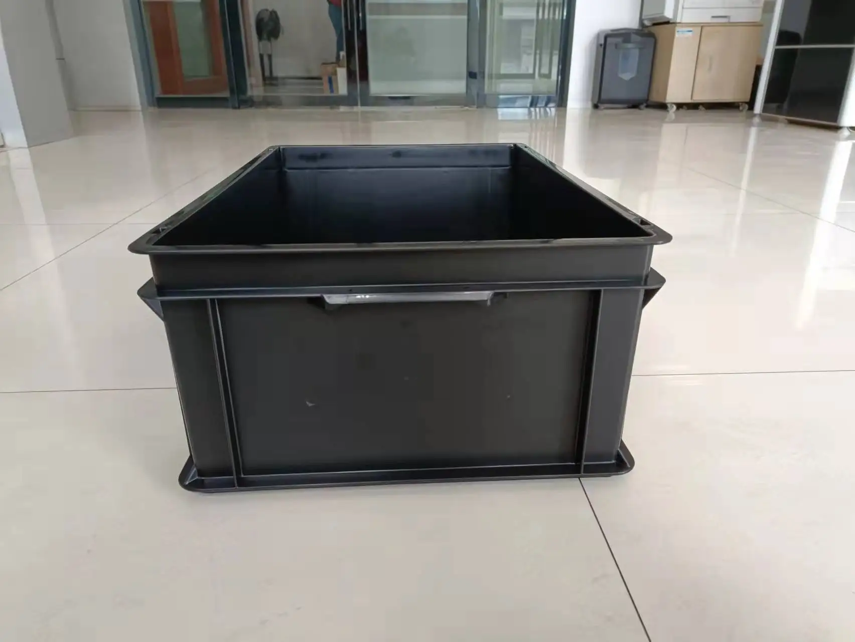 CONCO durable thick esd antistatic pp plastic boxes 600 x 400 x 220 mm with lid and lock device .