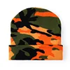 Chapeau garni camouflage orange
