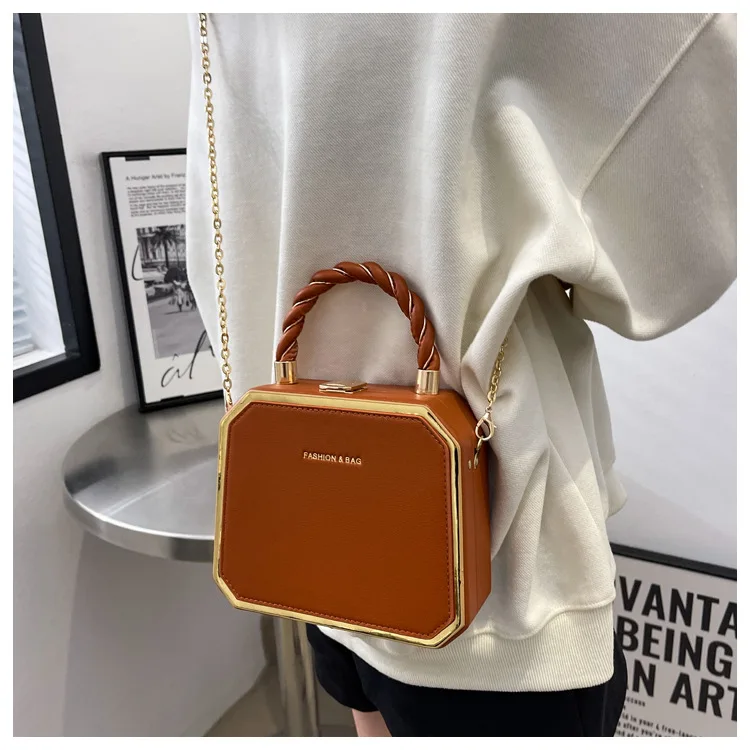 Lady Fashionable Handbag Simple Chain Embellished Mini Square Crossbody Bucket Bag Premium Polyester Lined Casual