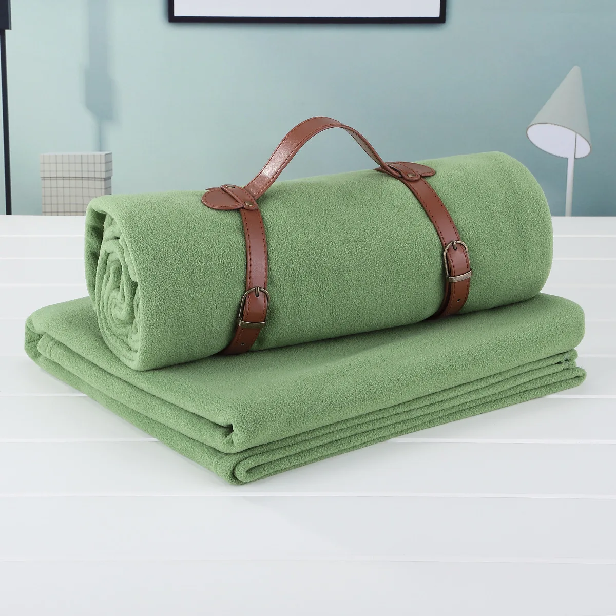 Hot Selling Eco-Friendly 100% Polyester Polar Fleece Throw Blanket Customized PU Handle Strap for Travel
