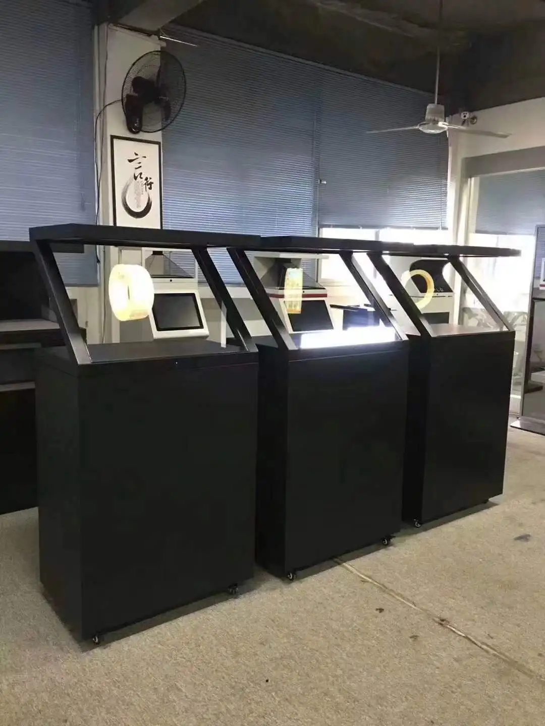 Manufacturer Wholesale 360 Holographic Display Cabinet Showcase For Exhibition