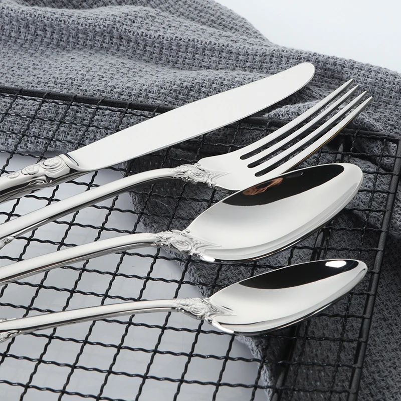 Varma Luksa Flatware Set Restoracio Hotelaj Tabulaj Kuleroj Kaj Forkoj Neoksidebla Ŝtala Aro Geedziĝa Tutlegejo 18