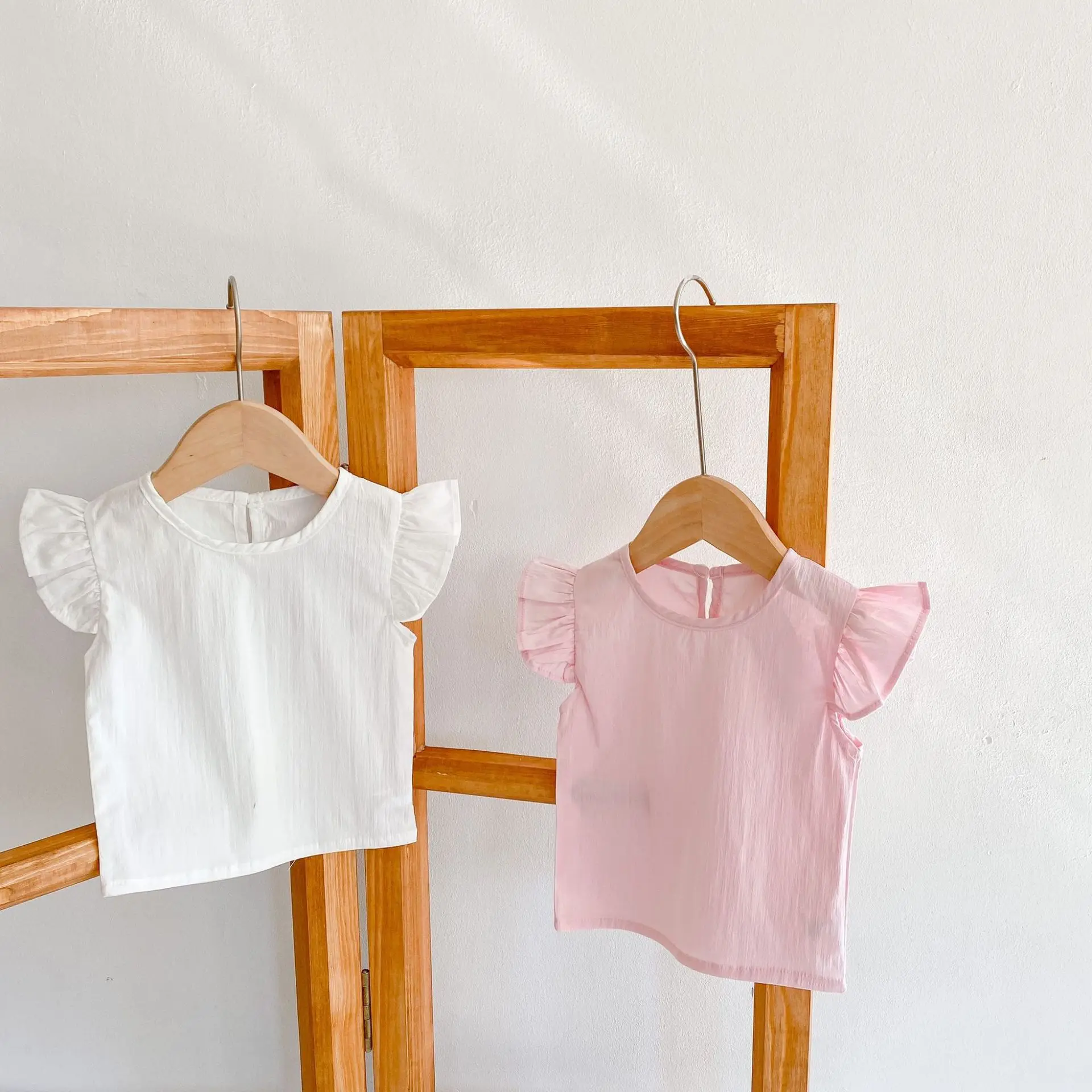 Хит продаж, весенне-летний новый комплект для маленьких девочек с юбкой с принтом, хлопковая рубашка с летающими рукавами, костюм из 2 предметов