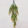 Una enredadera de jazmín, rojo anaranjado al atardecer.