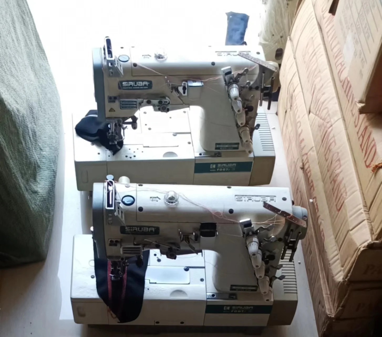 HIGH SPEED USED THREE NEEDLE FIVE THREAD INTERLOCK SEWING MACHINE SIRUBA F007 T-SHIRTS SEWING MACHINEJEANS SEWING MACHINE