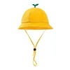 Sombrero amarillo de hojas