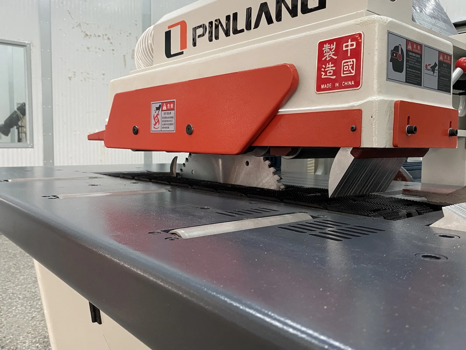 PINLIANG Bottom Rip Saw Automatic Feeding Single Straight Line Rip Saw Machine With Laser Guide MJ163TF