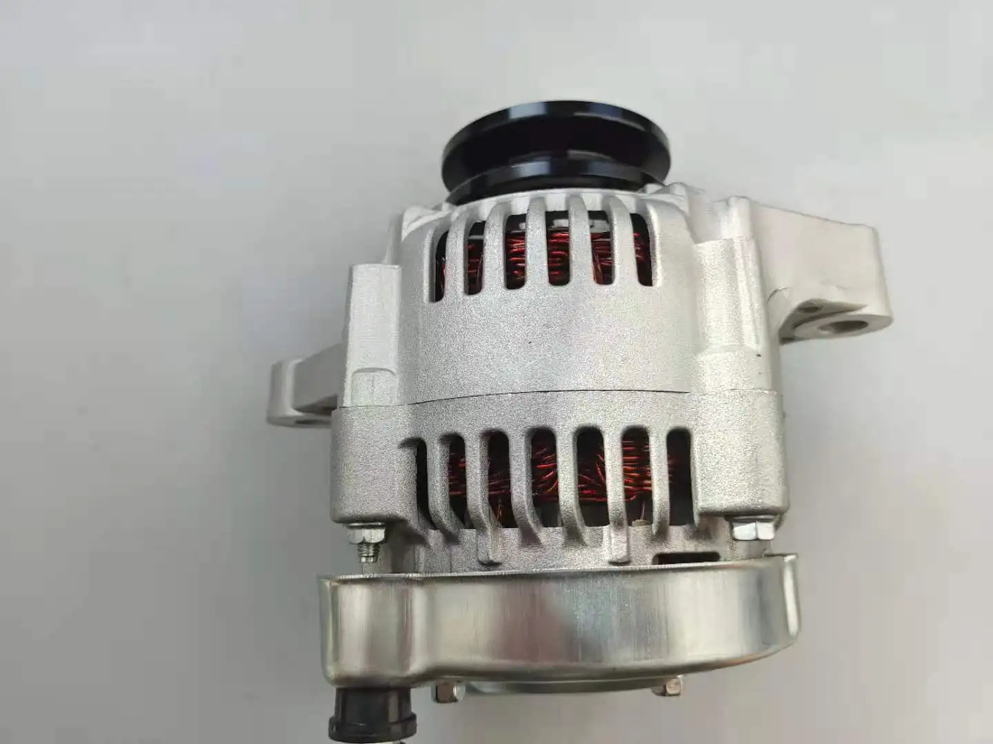 Kubota D1703 L3608トラクター部品TC339-15682マイクロオルタネーター