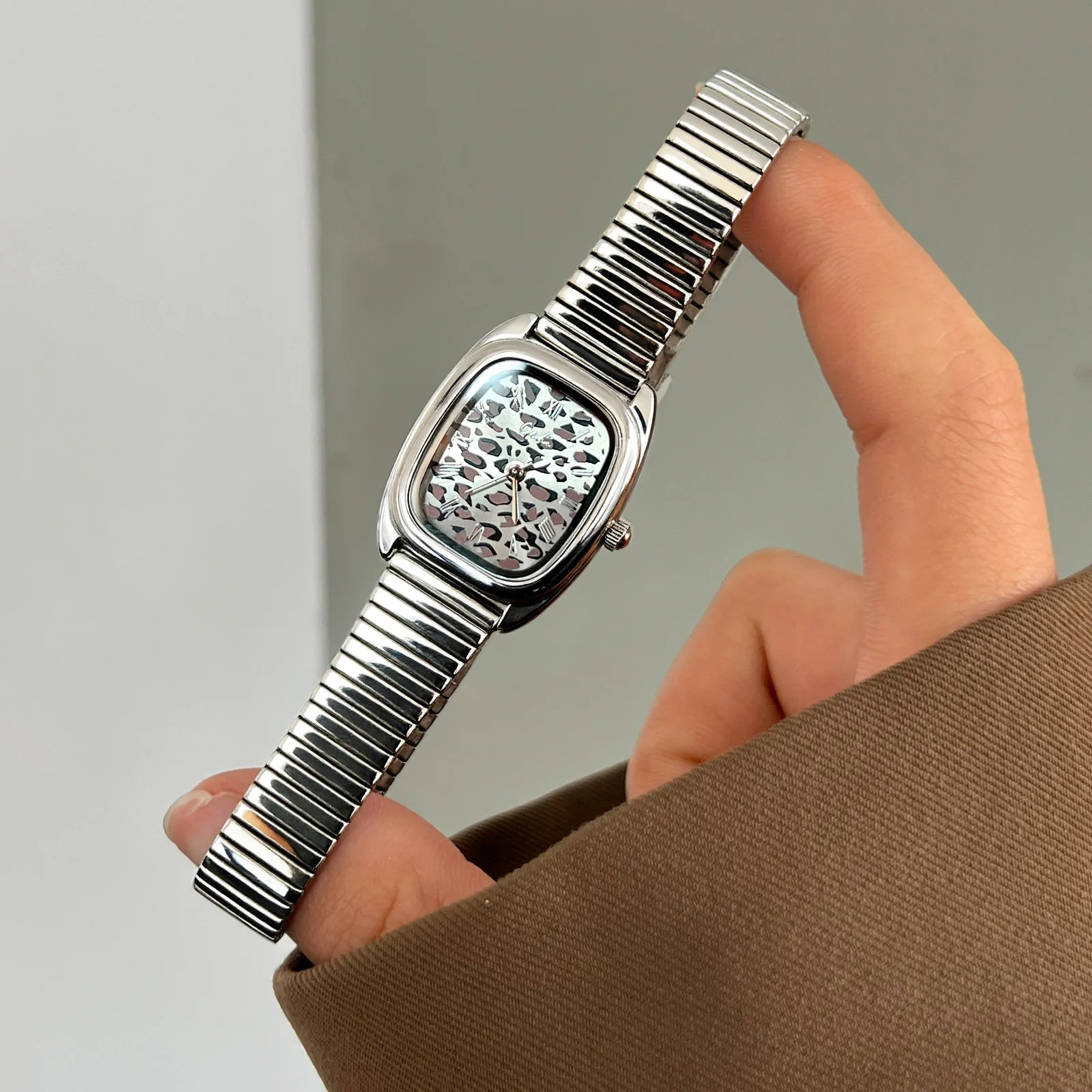 Vintage Quartz Women's Watch OM-360894
