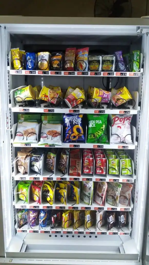 Ultra Strong Outdoor Vending Machine For Foods And Drinks Snack Vending ...