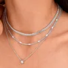 Cadena aplanada de plata.