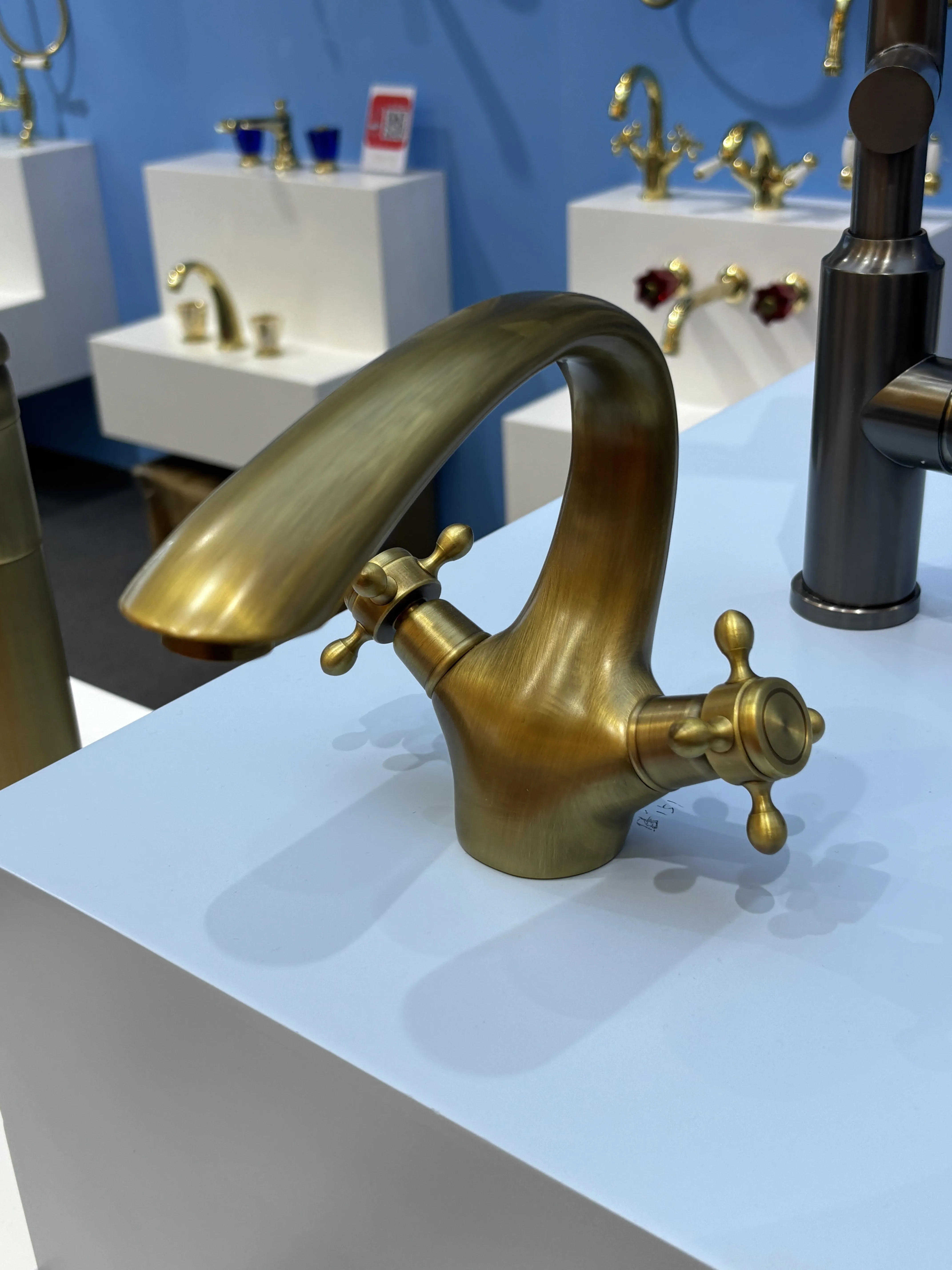 Luxury Brass Dual Handles Basin Tap - Bronze  manufacture
