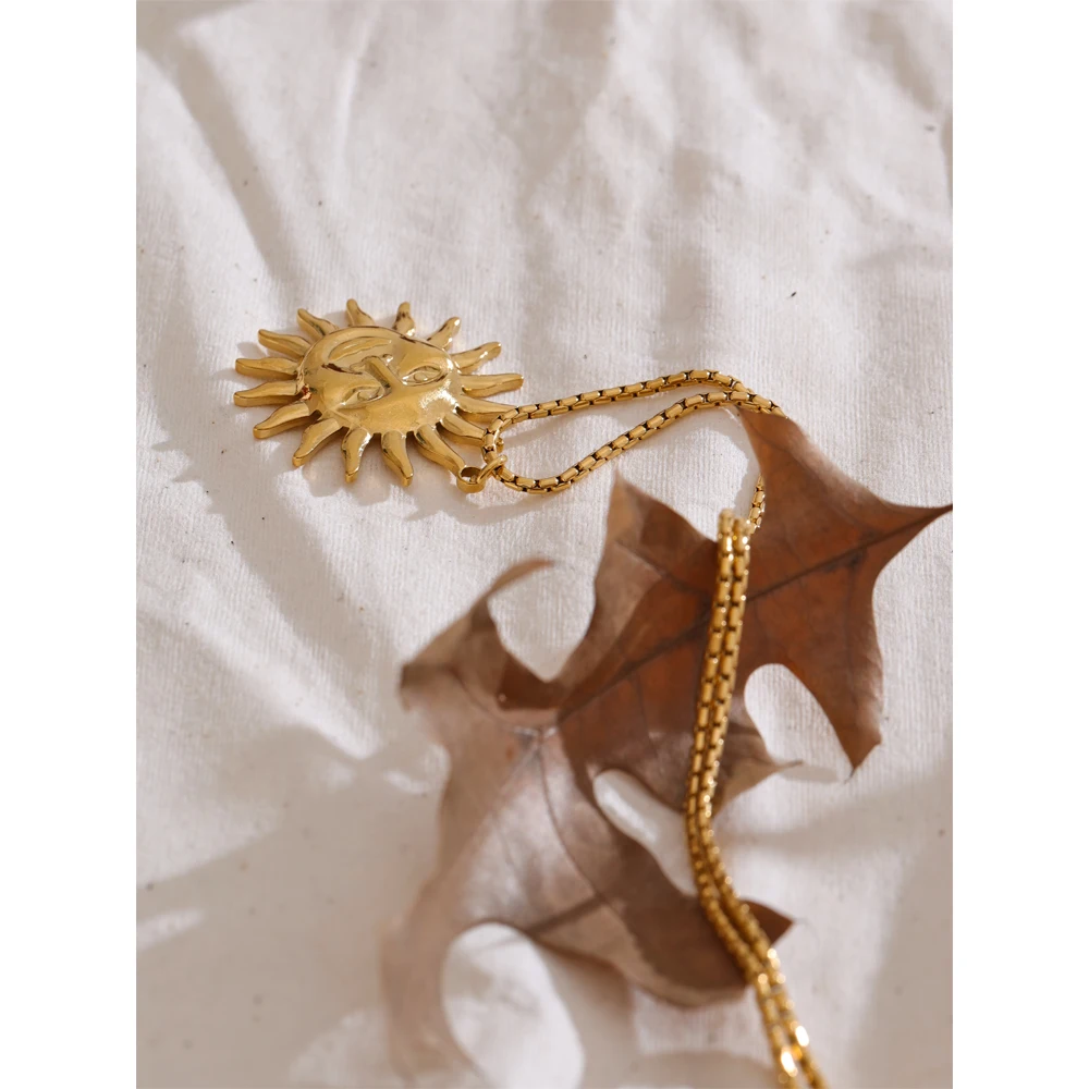 Collana con ciondolo a forma di sole in oro 18k: ciondolo a forma di goccia di sole minimalista - Italia