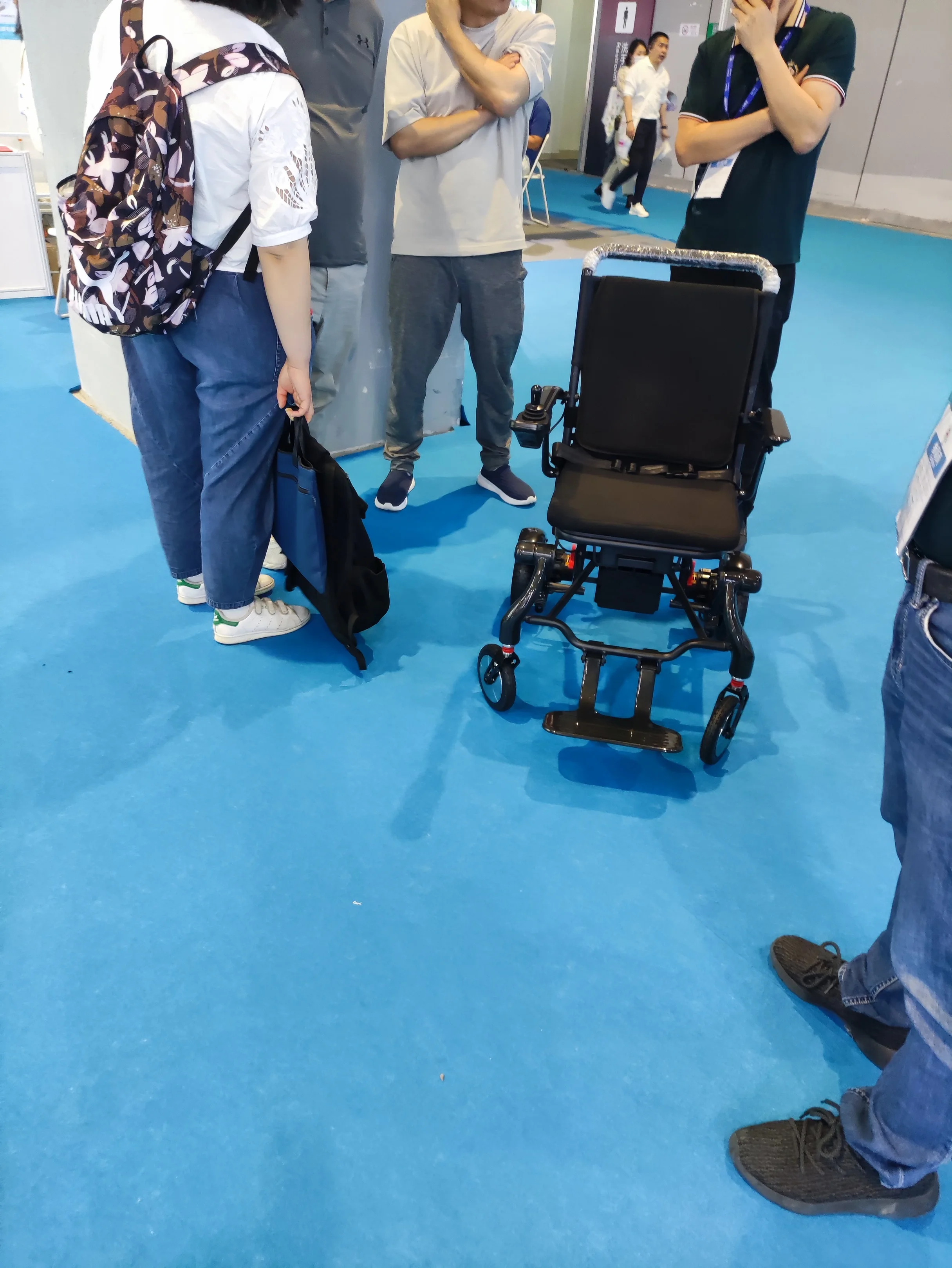 17kg Carbon Fiber Electric Wheelchair Power lightweight wheelchair feather handicap wheelchair can board for disabled-BZ-HG01 supplier