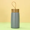 Gris [cubierta de grano de madera] [cuerda que lleva]