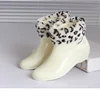 Copertina in cotone bianco con stampa leopardata