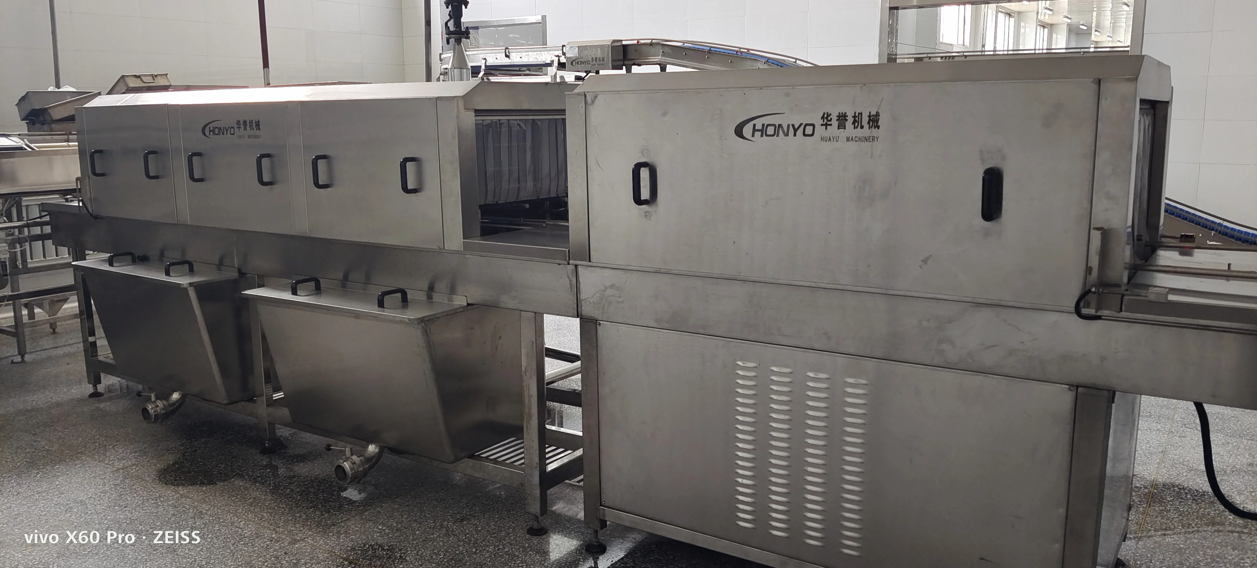 Highly efficient automatic tray basket cleaning machine for meat processing