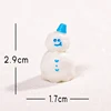 Pupazzo di neve dal cappello blu