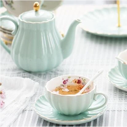Sự kết hợp giữa ấm pha trà và bình sứ với thiết kế trang trí tinh xảo đã tạo nên một tác phẩm nghệ thuật độc đáo. Hãy khám phá sự mê hoặc của thiết kế này trong bức hình đẹp như mơ để tìm ra bí quyết chế biến trà hoàn hảo của bạn.
