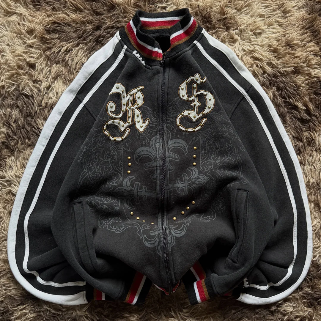 Producent: niestandardowa kurtka baseballowa w stylu vintage z wyblakłą oprawą i haftowanymi nitami, męska kurtka sportowa do streetwearu w technice color block i paskach