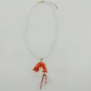 Collana in oro con gamberetti rossi