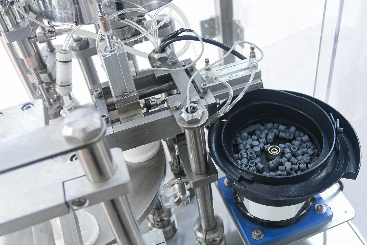 Машина для наполнения шприцами из предварительно заполненного стекла, для наполнения и вакуумной проставки