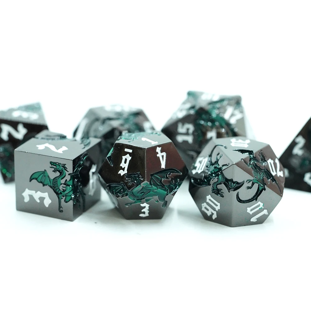 Conxunto de dados Dnd negros brillantes con dragón verde dados de metal con números brancos Dungeons and Dragon Dice para xogos de mesa