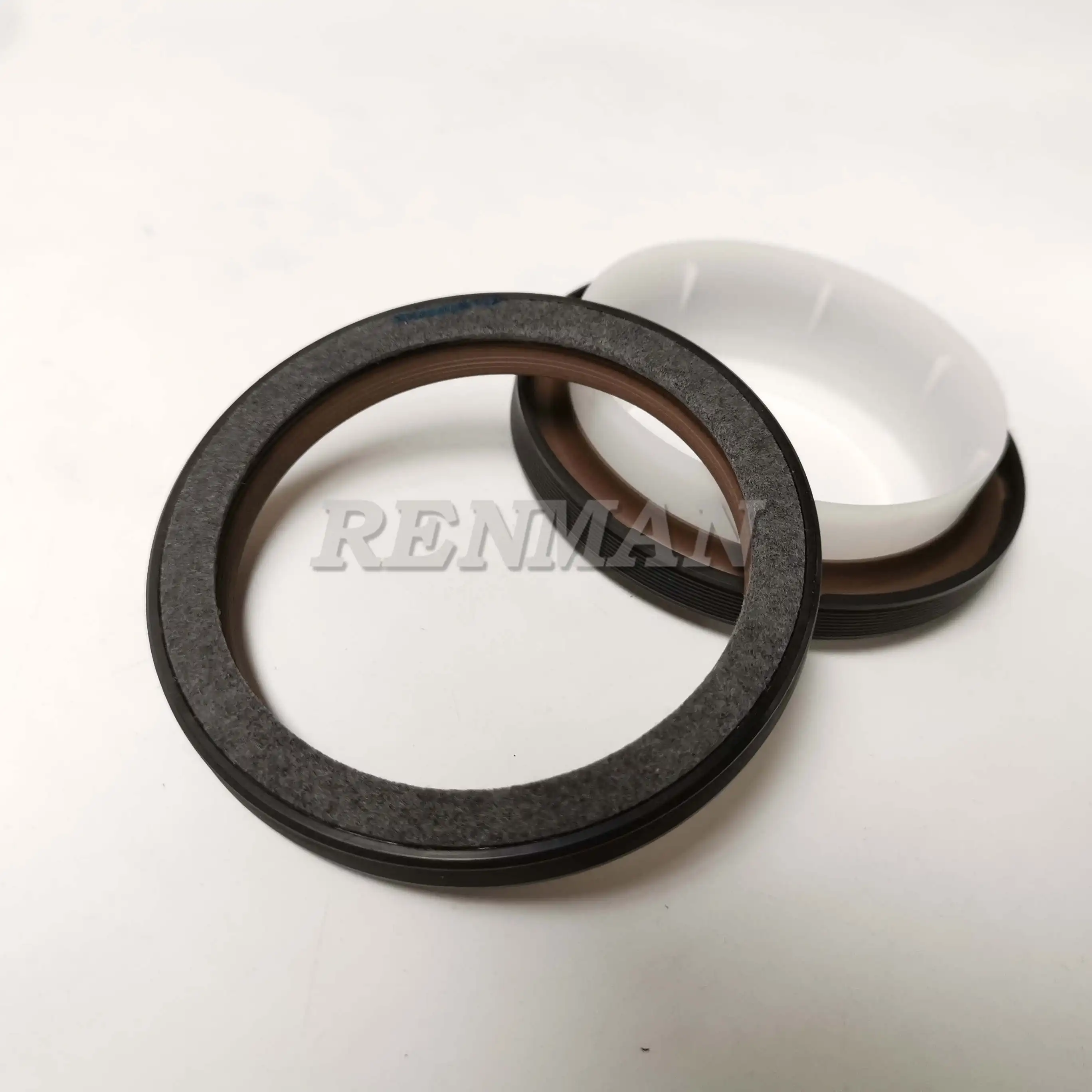 L375 6CT 6L ISLE Cummins Engine Parts Spare Parts Crankshaft Rear Oil Seal 3968562