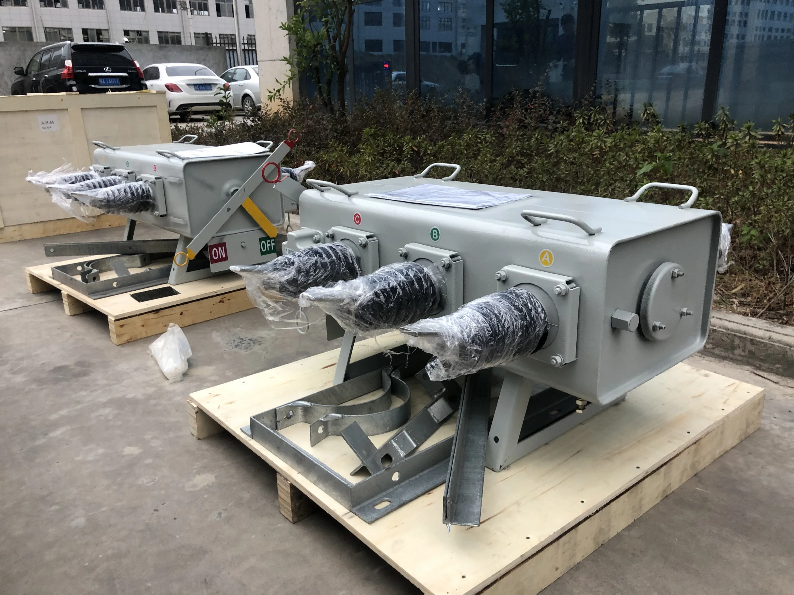Outdoor SF6 Load Break Switch 11KV 630A Manual or Motorized Type Pole Mounted 12KV Rated Voltage