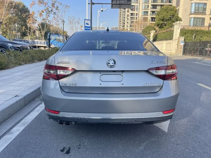 Skoda Superb with manual transmission was registered in December 2017 with a displacement of 1.4L and has driven 110000 km