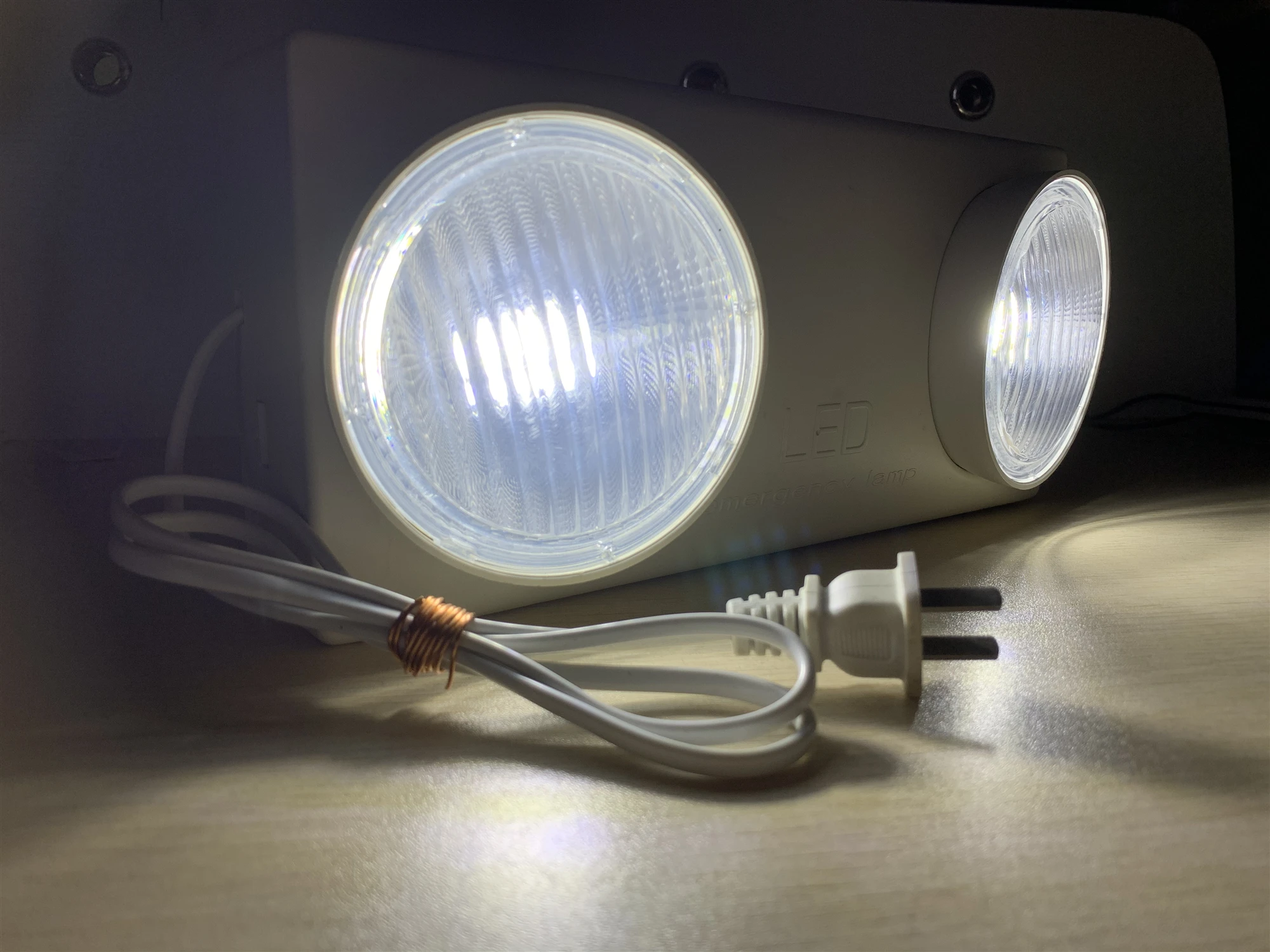 Горячая Распродажа 2021 2*3 Вт два регулируемых головки светодиодный аварийный