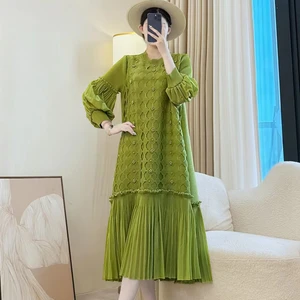 Wholesale of Elegant Pleated Dresses in Mid-length and Plus-size Styles with Round Neck and Frilly Sleeves Design