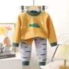 Set autunnale di vestiti e pantaloni con dinosauro zenzero C05