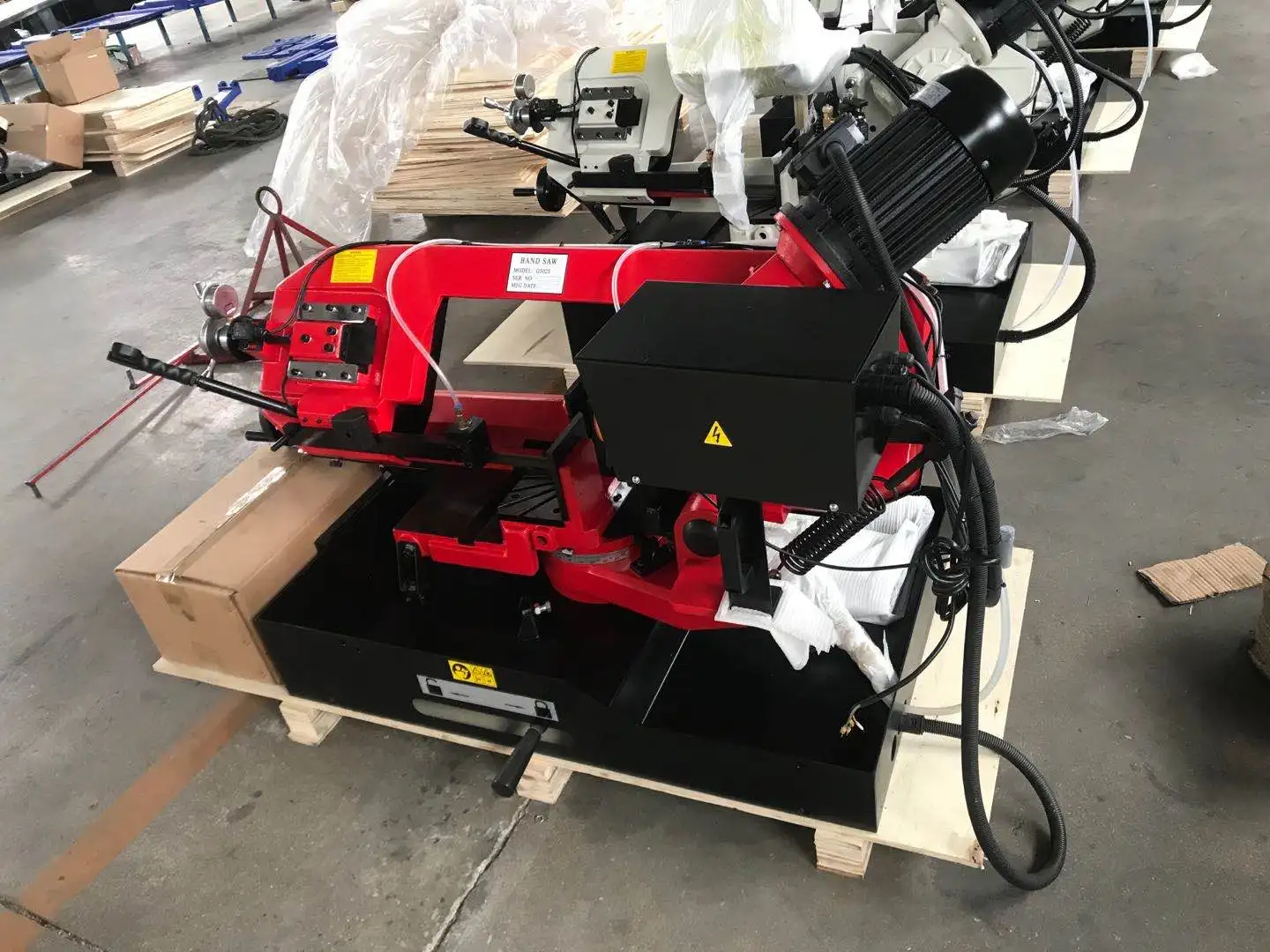 10 Inch Metal Cutting Bandsaw With Swiveling Basehorizontal Bandsaws