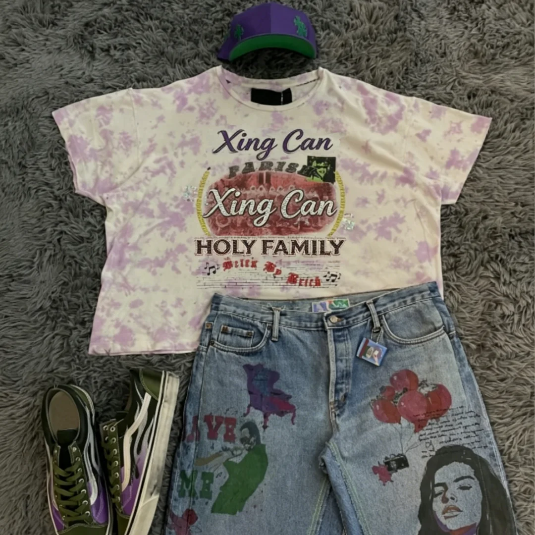 Zestaw męskich ubrań w stylu streetwear – ciężka koszulka z 100% bawełny z cyfrowym nadrukiem DTG, kroju boxy, w stylu vintage, wyblakła i luźna, oraz spodenki dżinsowe po praniu.