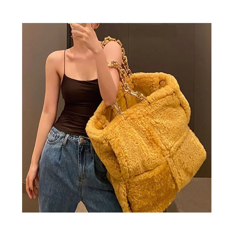 Bolsos de borreguito: el complemento que elevará tus looks de invierno