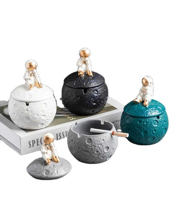 Astronaut Design Ceramic Ashtray with Windproof Lid Multipurpose Geometric Gift Set for Smoking Decorative Cigarette Ashtray