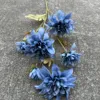 สีฟ้าฝุ่น, ดอกดาห์เลียสีน้ำเงินเข้ม 6 ดอก ปลายฤดูใบไม้ร่วง