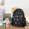 Bolso negro sin adornos.