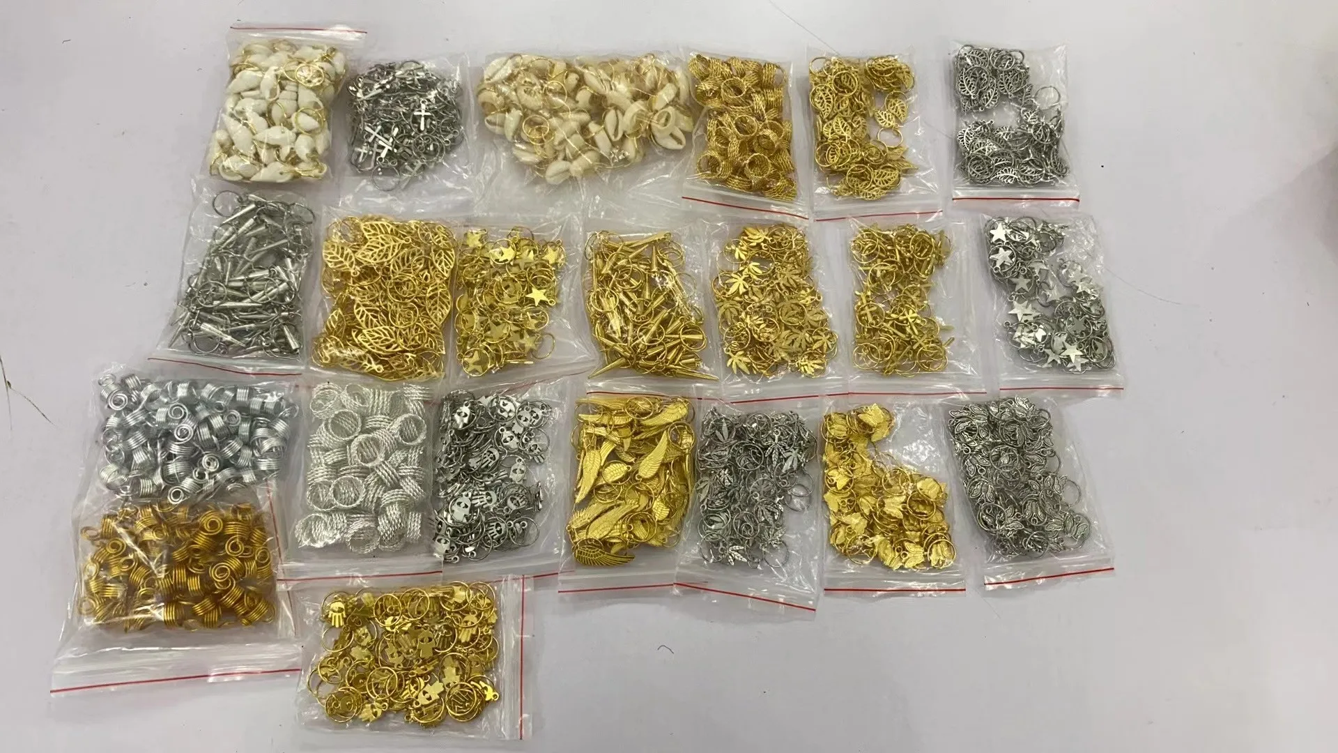 Ouligay Lot de 100 accessoires pour cheveux, bijoux dreadlocks dorés, bijoux de pirate d'or, bijoux pour tresses et locs, poignets réglables