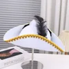 Cappello bianco con finiture dorate + piume nere