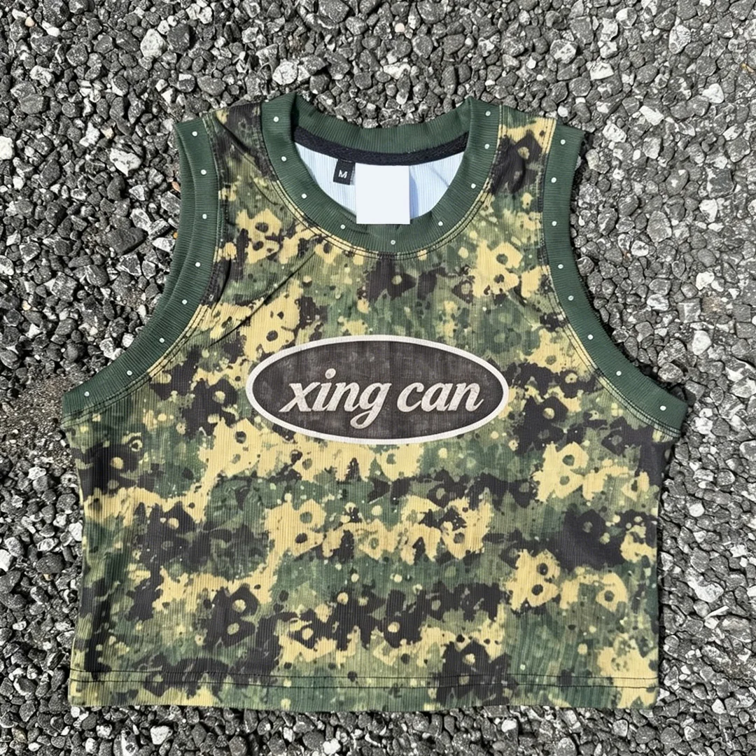 Dostosowana uliczna koszulka bez rękawów z nadrukiem cyfrowym DTG, styl vintage, obcięta tank top z imitacjami kryształków, letni codzienny strój dla mężczyzn