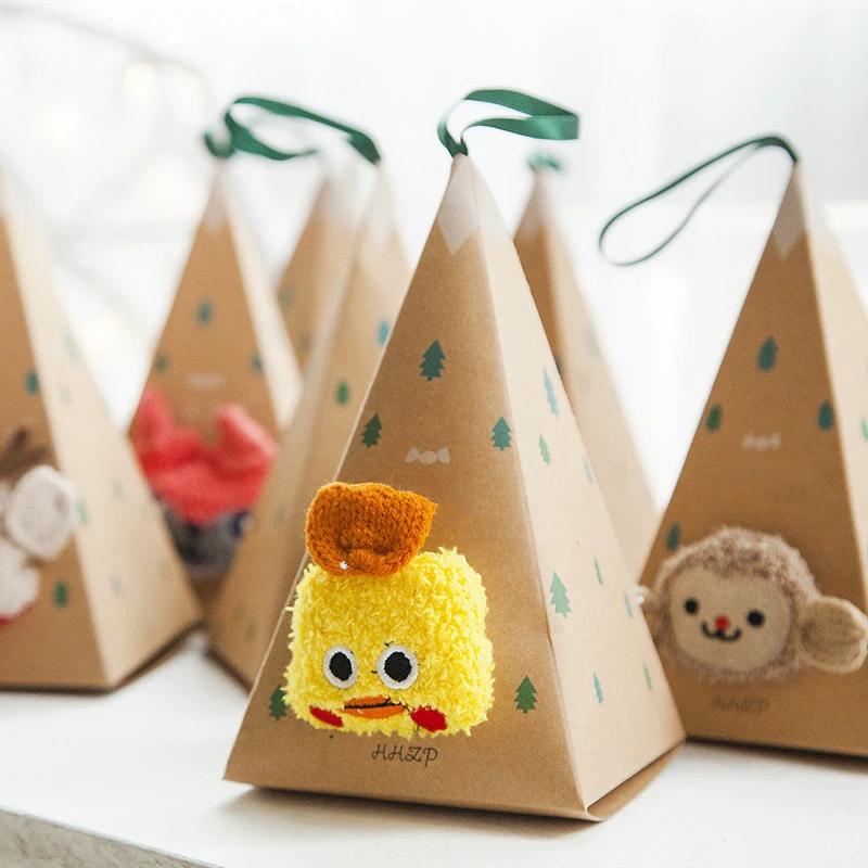 New Trending Kraft Paper Printing Ribbon Customized Christmas Day Triangle Folding Gift Box for Socks