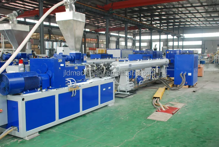 Современная передовая экструзионная линия для производства прочных труб из ПВХ / ПЭ сельскохозяйственного орошения.