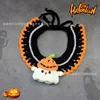Calentador de cuello de Halloween con diseño de vaca y fondo negro.